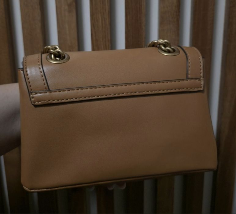 Geanta Guess - Abey de culoare maro, noua, din piele, este originala!