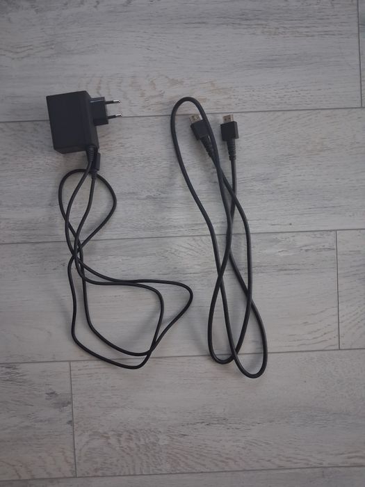 Vănd Nintendo Switch cu dock și un joc .
