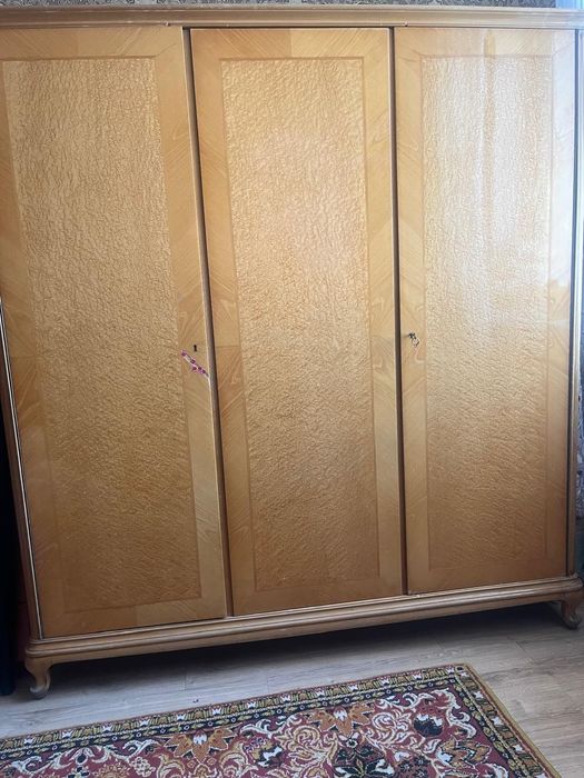 Продам старинный дубовый шкаф