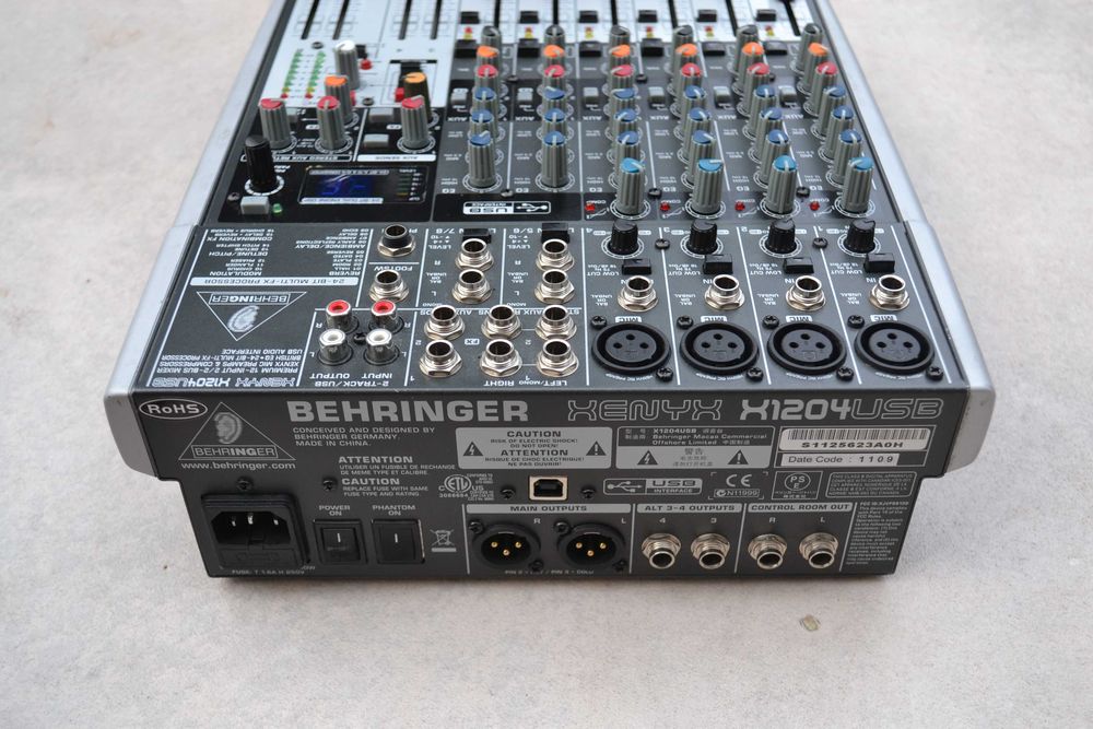 Mixer Behringer XENYX model X 1204 USB