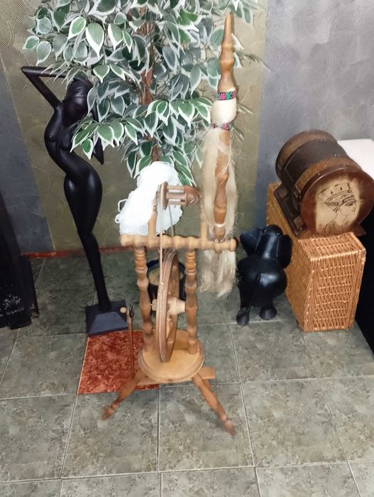 Колекционерски чекрък и колекционерска масичка