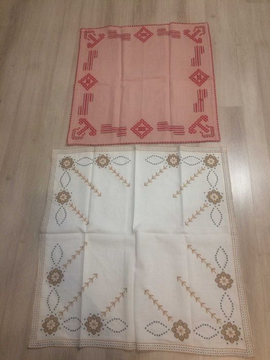 Карета бродирани 18 броя - различни размери и покривка за легло жакардова 1 брой