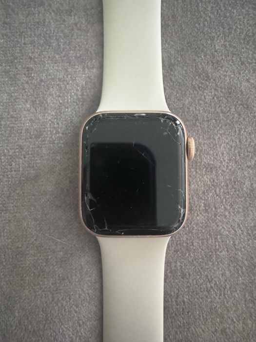 Apple watch SE работи но е със счупен екран