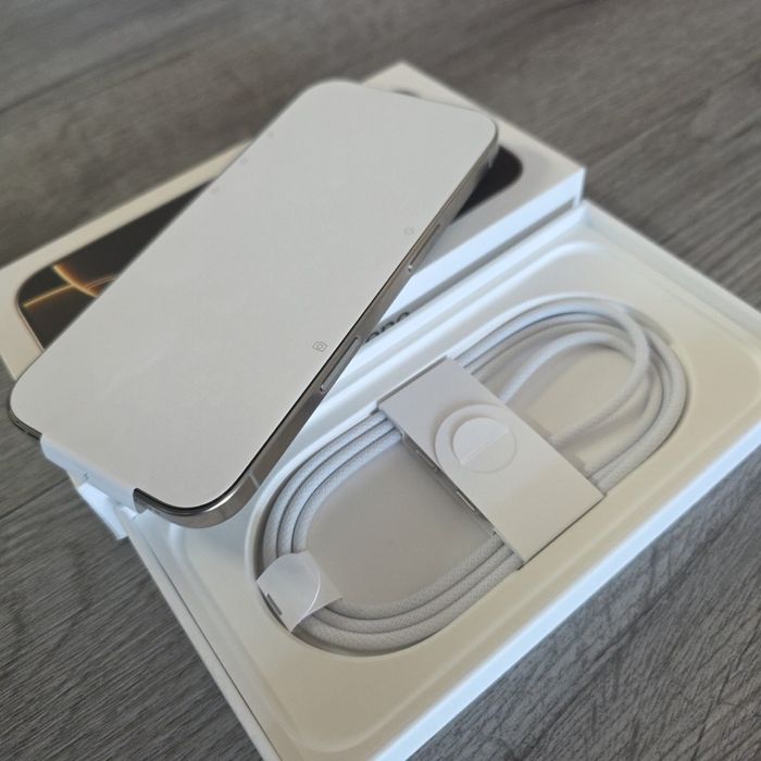 iPhone 16 PRO Natural Titanium + Lake Green MagSafe калъф и зарядно