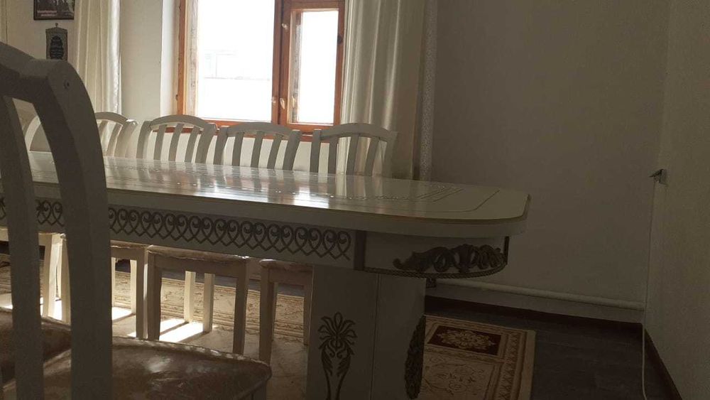 Стол со стульями