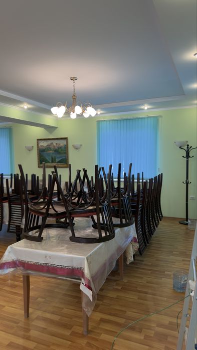 3 стола и 30 стульев