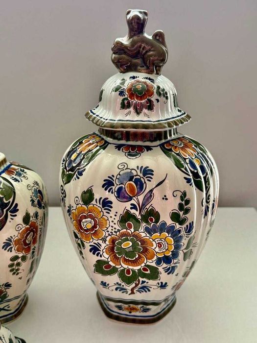 Две вази / урни Royal Delft Polychrome