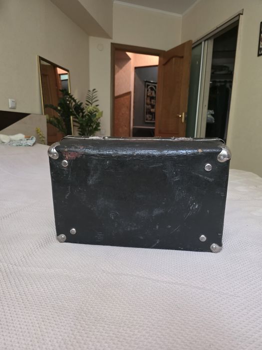 Чемодан кожаный черный