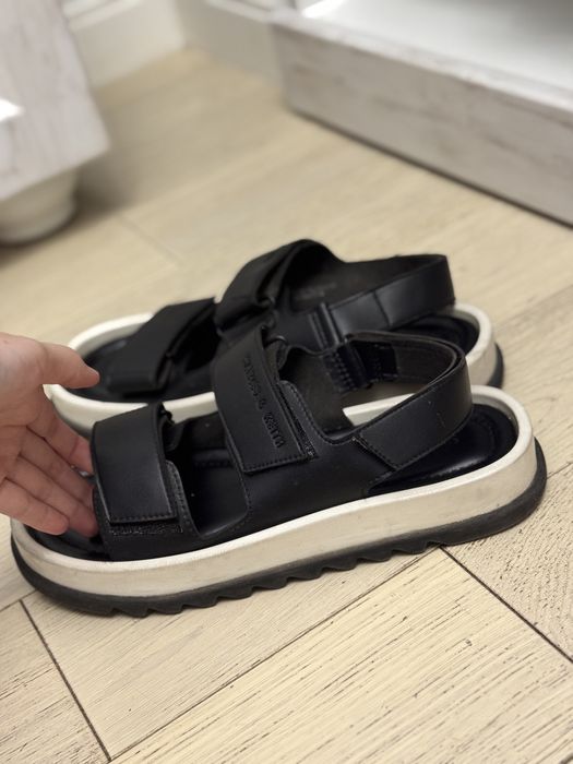 сандалии Charles & Keith