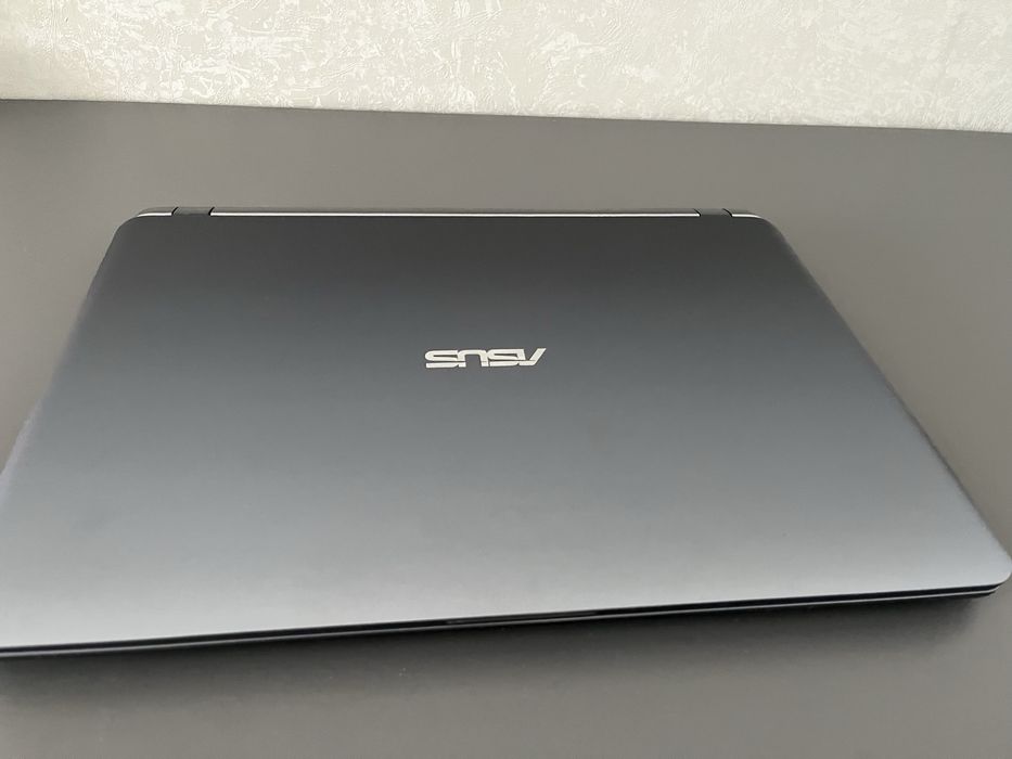 Ноутбук ASUS с зарядкой