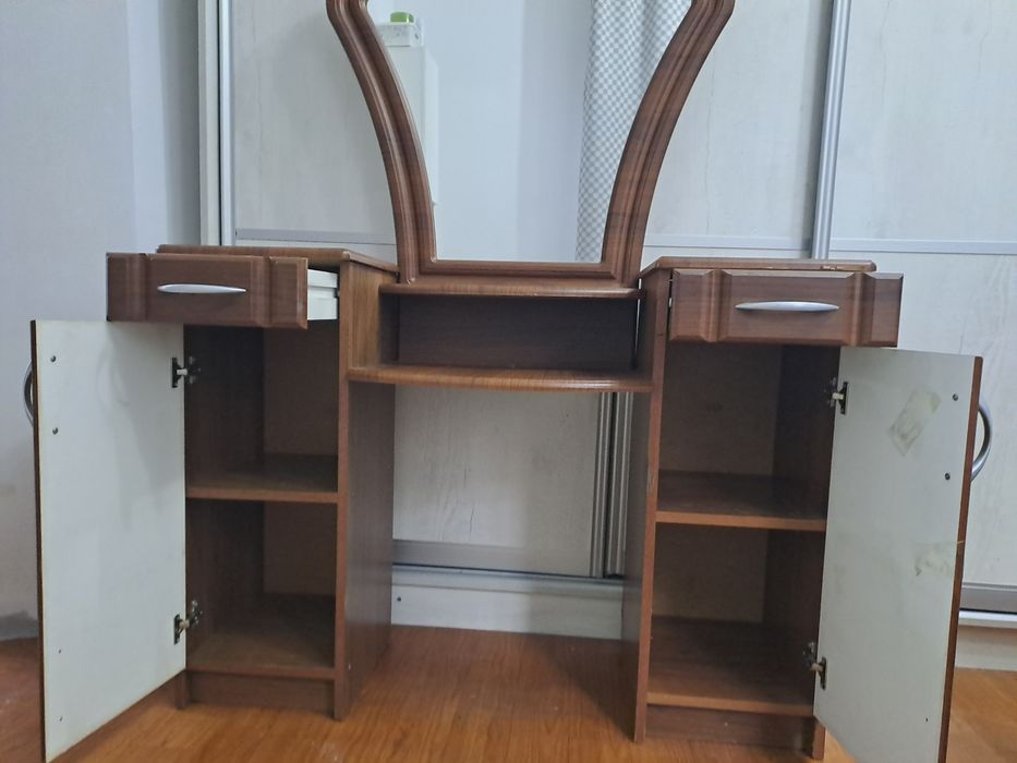 Трюмо с зеркалом