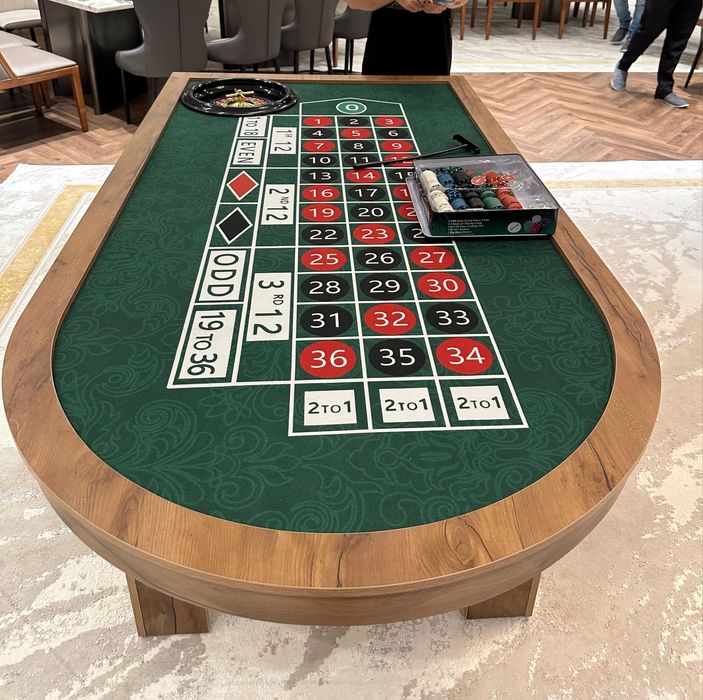 Стол для игры в покер и рулетка