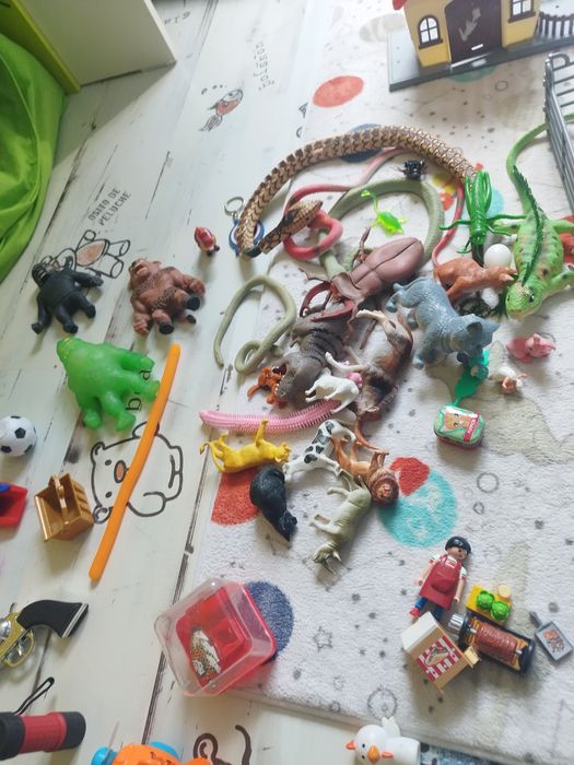 Играчки за деца и изкуствена елха