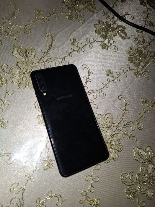 Samsung a7 sotiladi srochna kelishamiz  bonus chexol 2 ta zaryatchik 1