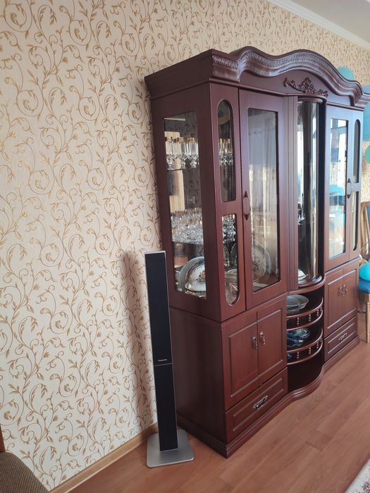 Продам шкаф для посуды в гостиную