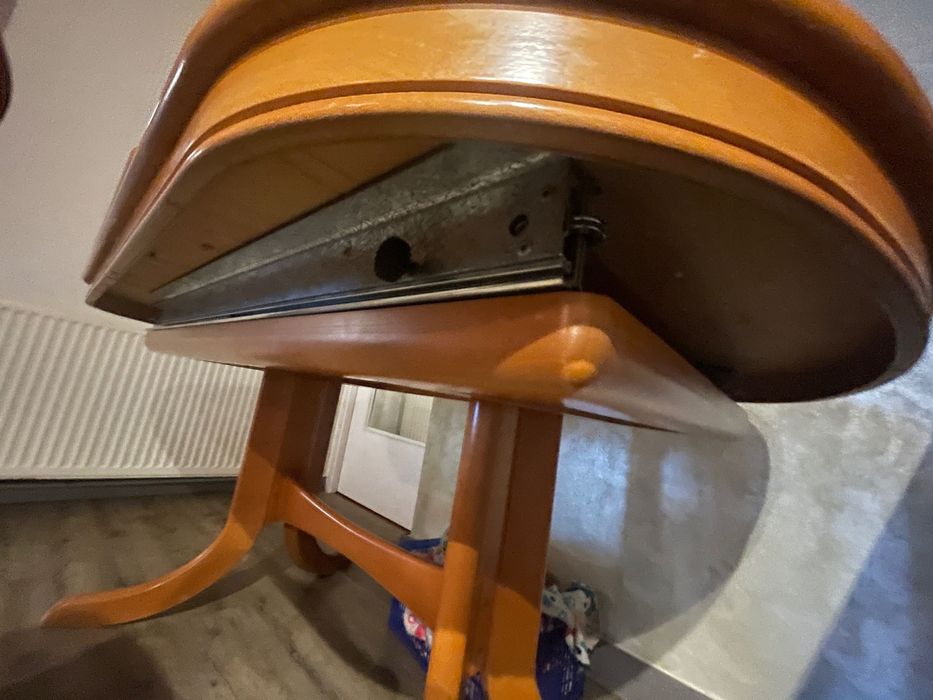 Vand masa extensibilă până la 8 persoane.