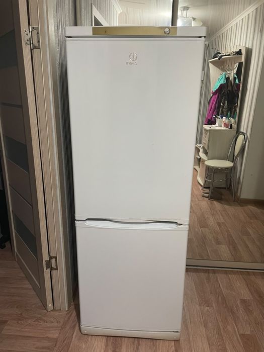 Продам б/у холодильник Indesit