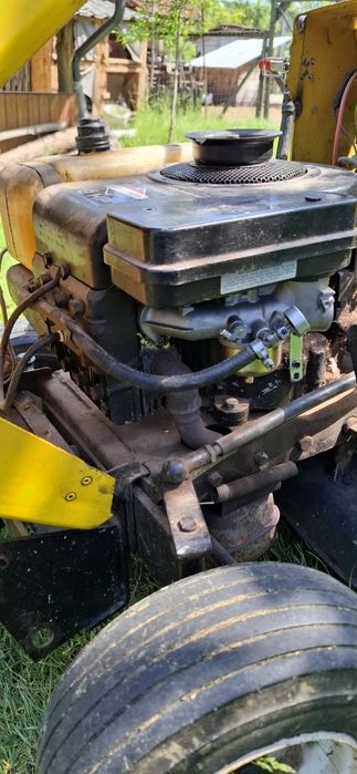 Tractoraș tuns iarba