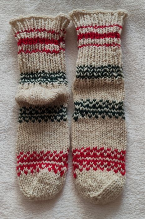 Коледни и обикновени, вълнени чорапи и терлици, ръчно плетени