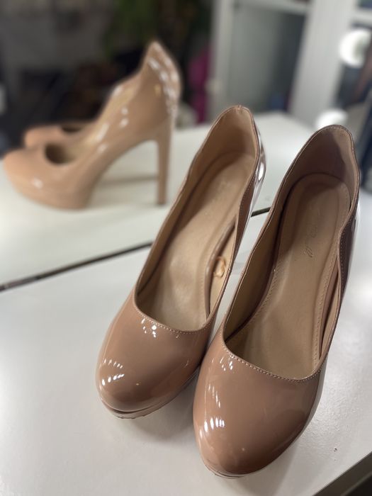 Уникални бежови обувки на ток