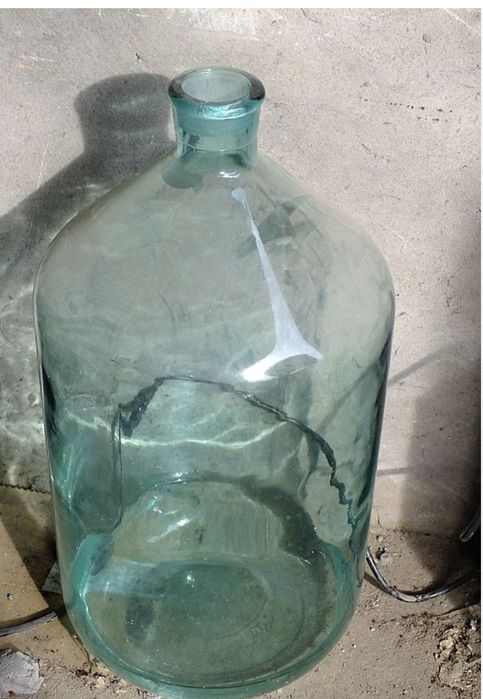 Продам бутыли 20 литров.