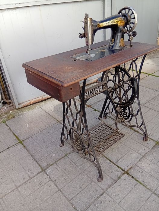 Крачна шевна машина Singer