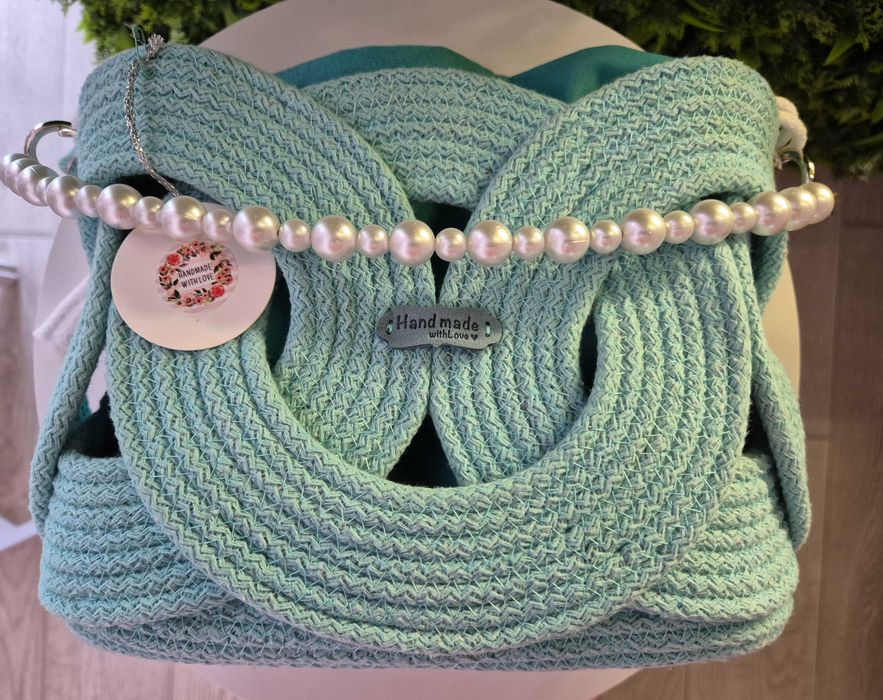 Ръчно изработена чанта с перлена дръжка