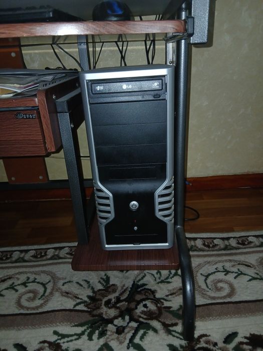 Продам компьютерный стол и компьютер