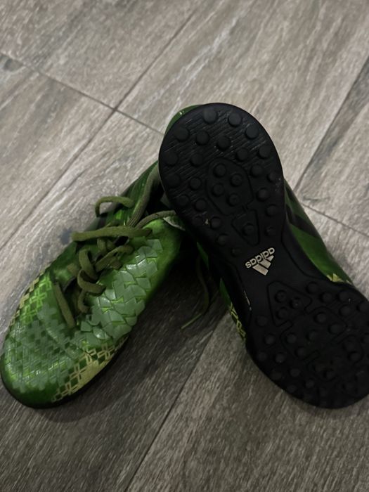 Футболни обувки стоножки и бутони