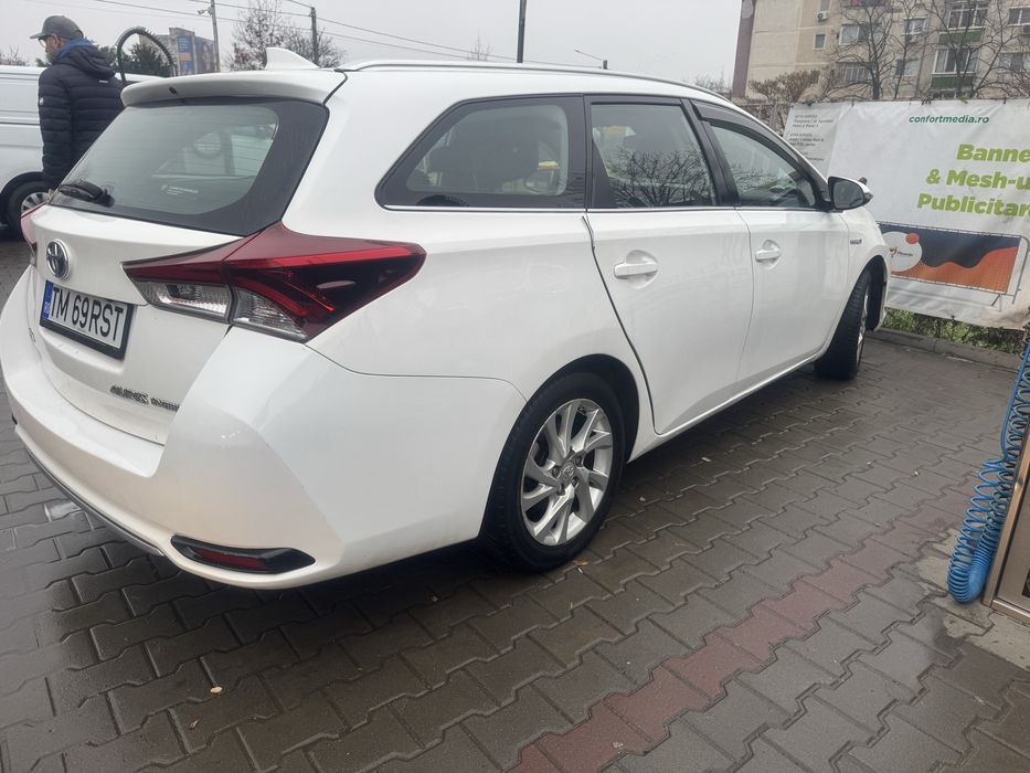 Vand Toyota Auris Touring Sport Hibryd 2015 Facelift