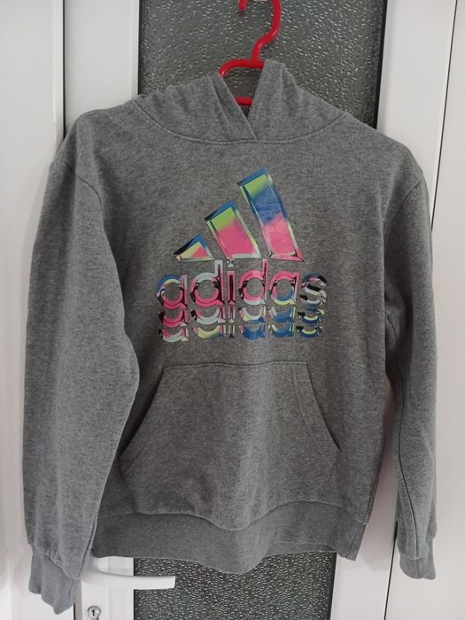 Vînd bluzon  + Pantaloni Adidas.