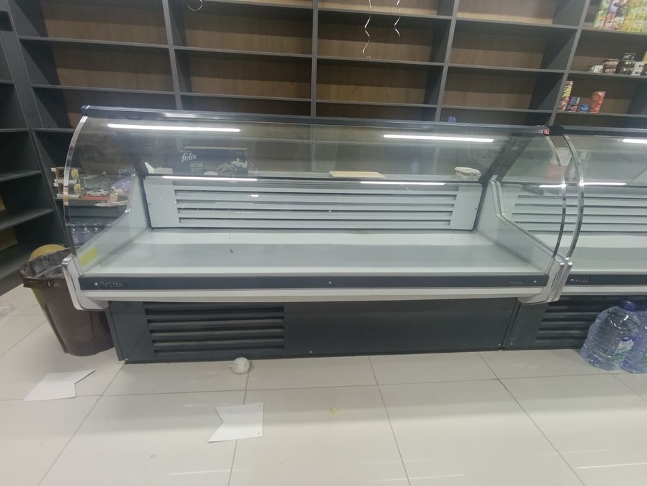 Vitrina Xaladilnik va vitrinasotiladi MDF dan xplati yengi  sotiladi x