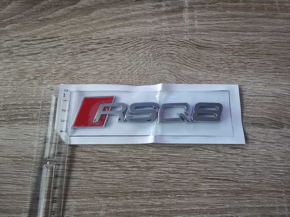 сребриста емблема Audi RSQ8