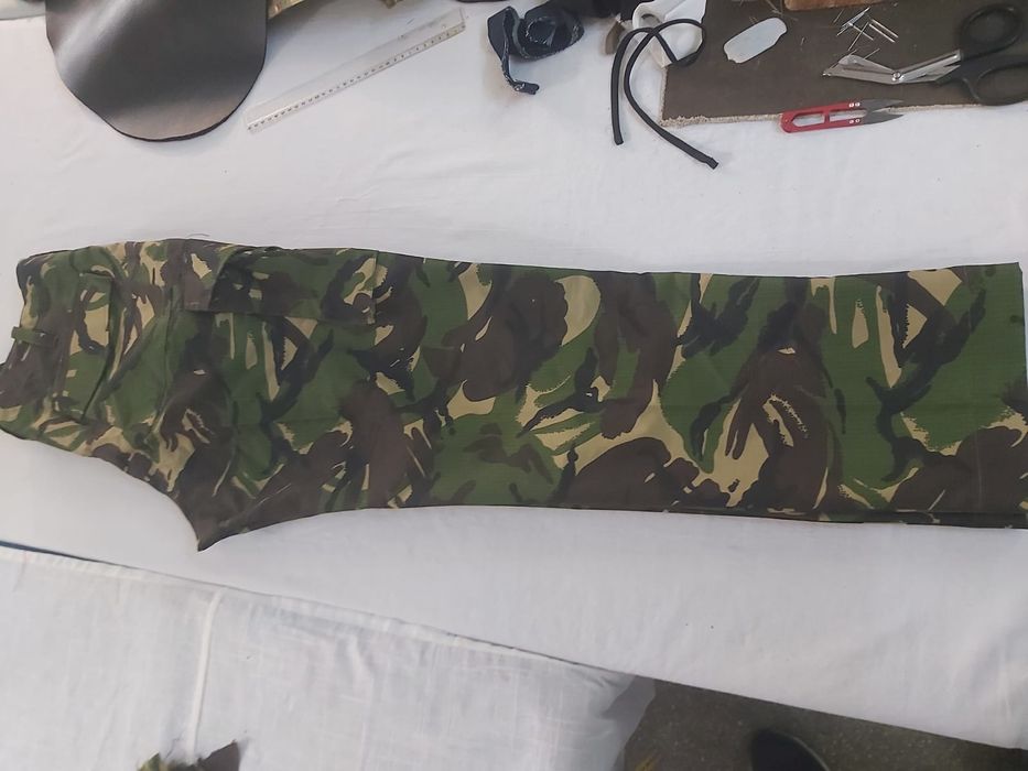 Pantaloni camuflaj pădure
