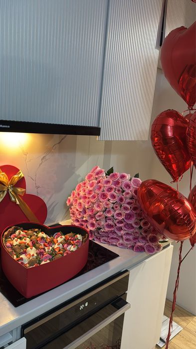 Отдам 101 розу + шарики