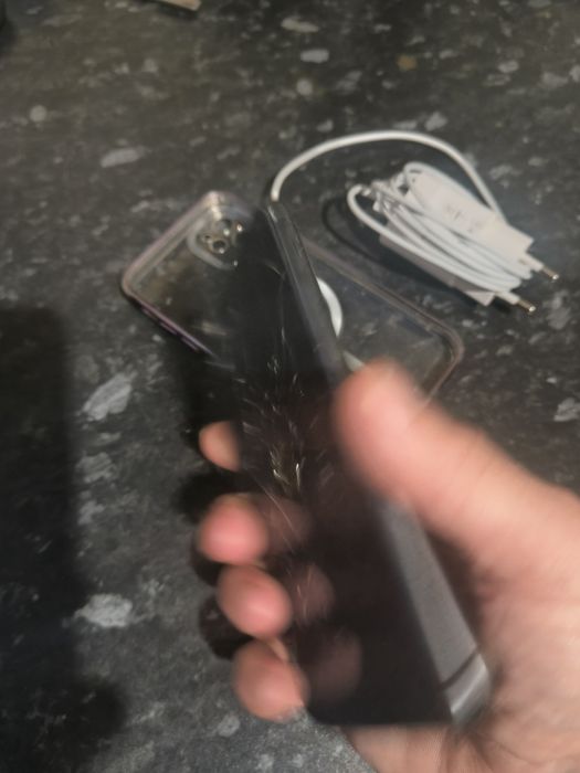 iPhone 11 capac spate fisurat baterie 83%