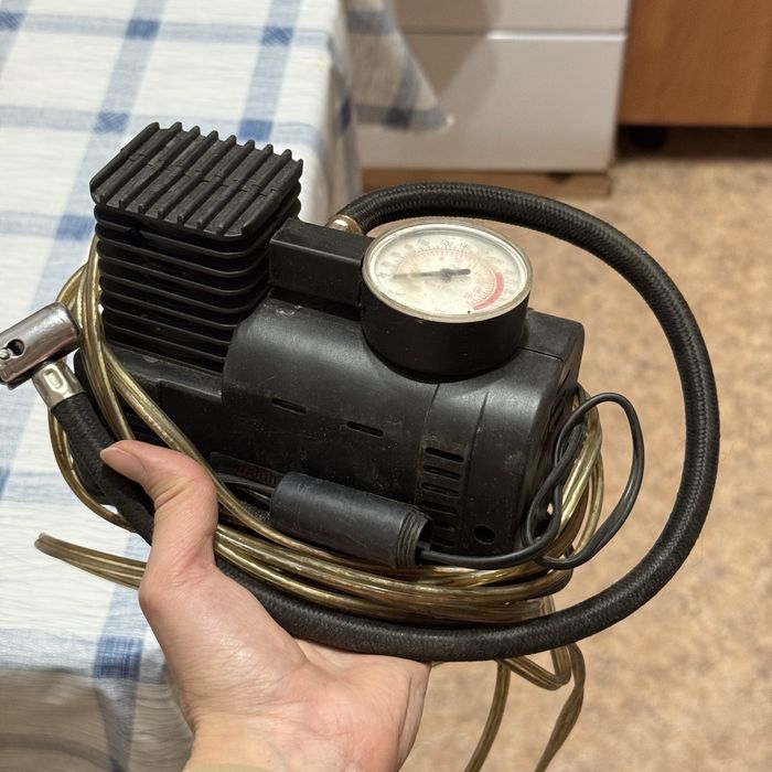 Автомобильный компрессор - насос для шин