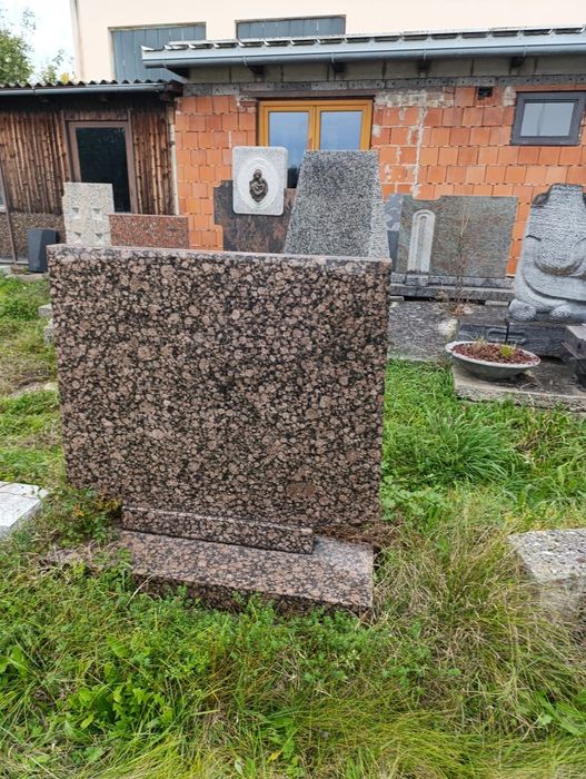 Vând obiecte funerare cruci din granit,cavou.