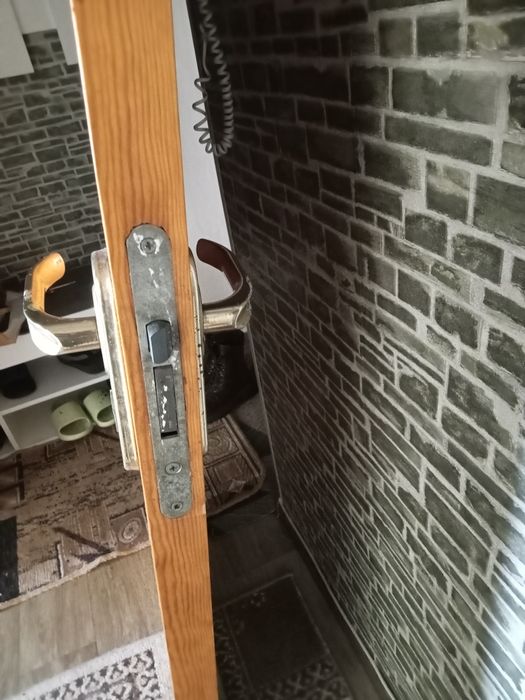 Продам дверь деревянную