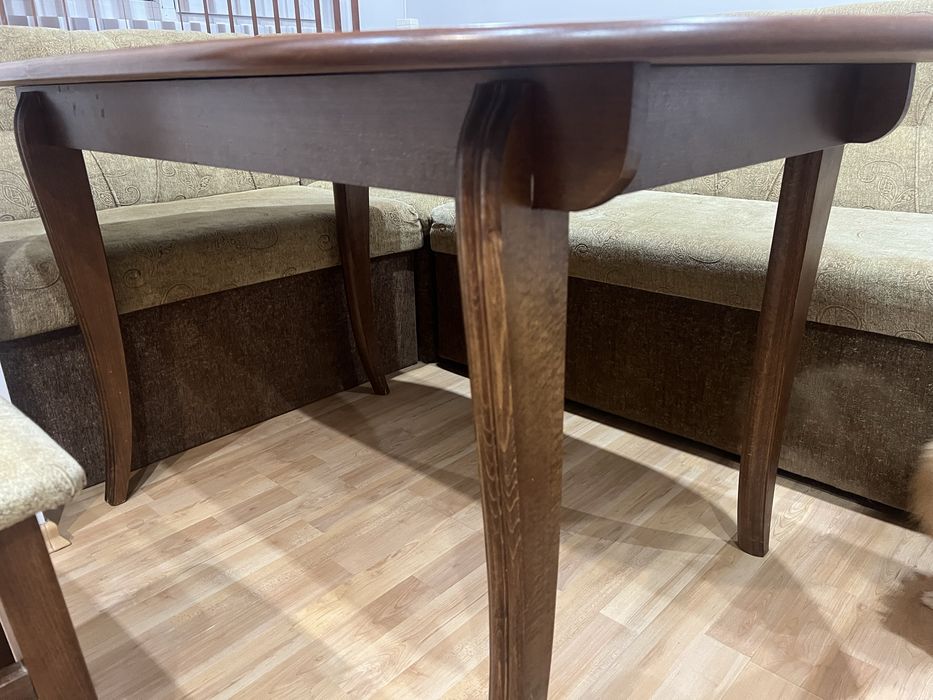 маса столове и диван за кухня