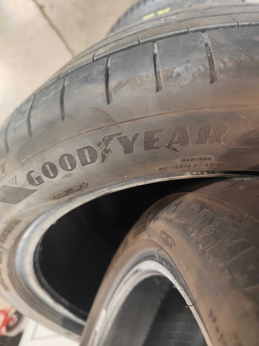 2бр. летни гуми 235/45/19 Goodyear