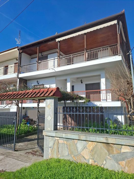 Продава триетажна къща 250 м2 и двор 400 м2 в Аспровалта, Гърция