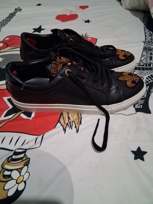 Vând snikersi Lords and fools