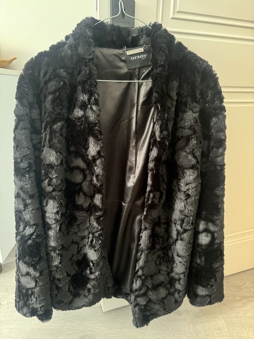 Vand haina de blana sintetica