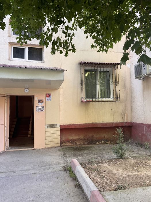 Срочно сдается 2-ух комнатная квартира на первом этаже у м. Туркистон