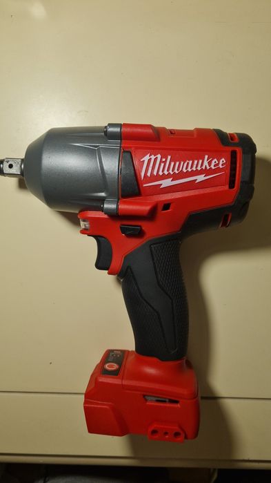 Masina / bormasina de înșurubat cu impact 18v milwaukee