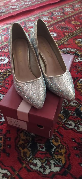 25 000 so'mlik Oyoq kiyimlar