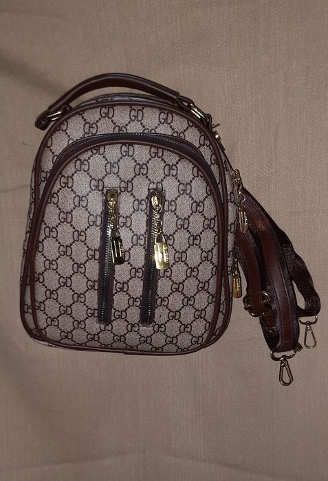 Qizlar sumkasi.  Maktab va o'qish uchun.