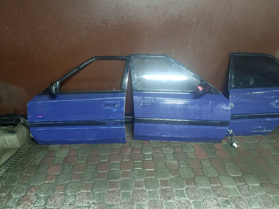 Продам двери от мазды 323 bg слепой