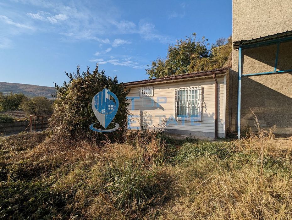 Търговска сграда в центъра на село Самоводене